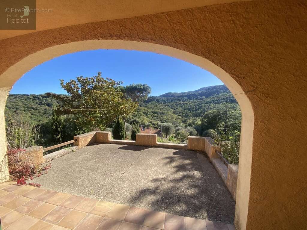 Maison à BAGNOLS-EN-FORET