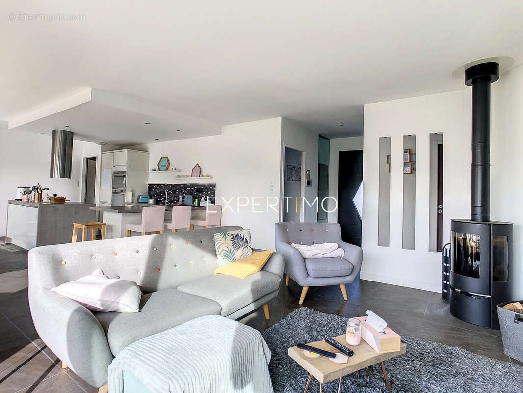 Ayguesvives, villa de 2014, 7 pièces159 m2 env. avec piscine, garage et terrain de 1540m2. - photo 8