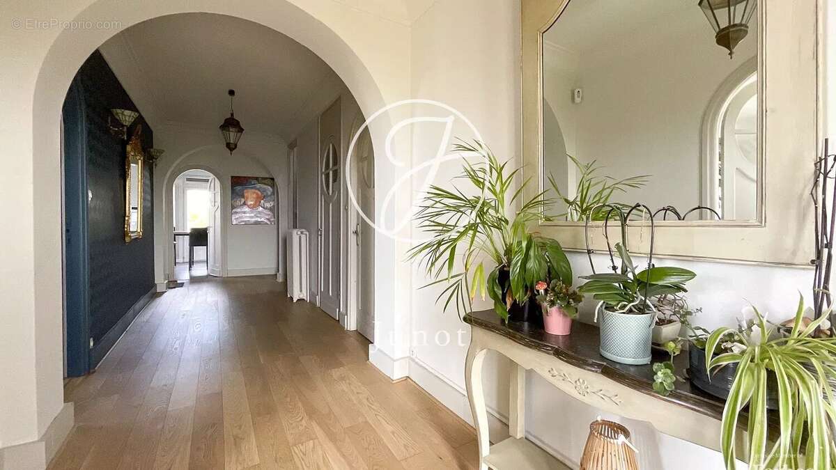 Templeuve en Pévèle – Maison de caractère – 262m² - 5 chambres – Bureaux – Jardin – Sous-sol - photo 3