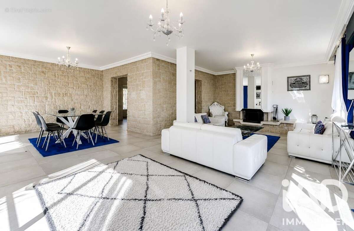 Maison 366 m² à Saint-Laurent-Du-Var  - photo 5