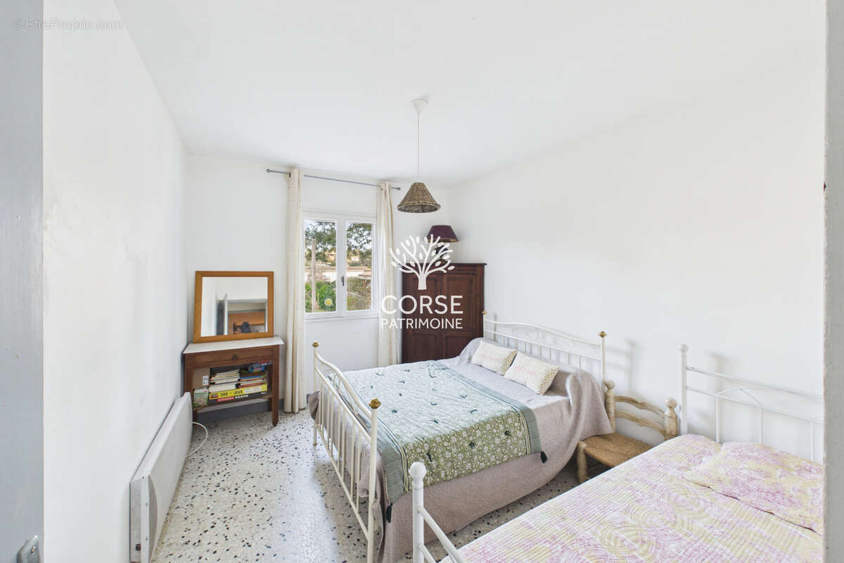 RARE À PORTO-VECCHIO   Maison avec terrain arboré à proximité immédiate du centre-ville   Fort potentiel - photo 7