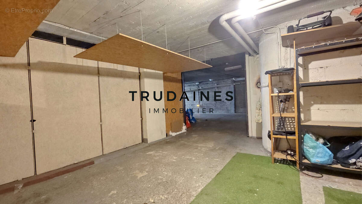 Parking à PARIS-18E