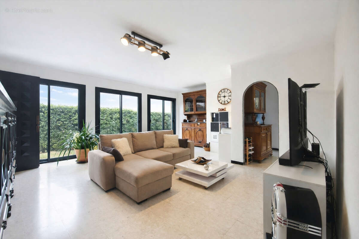 Maison à SAINT-LAURENT-DE-LA-SALANQUE