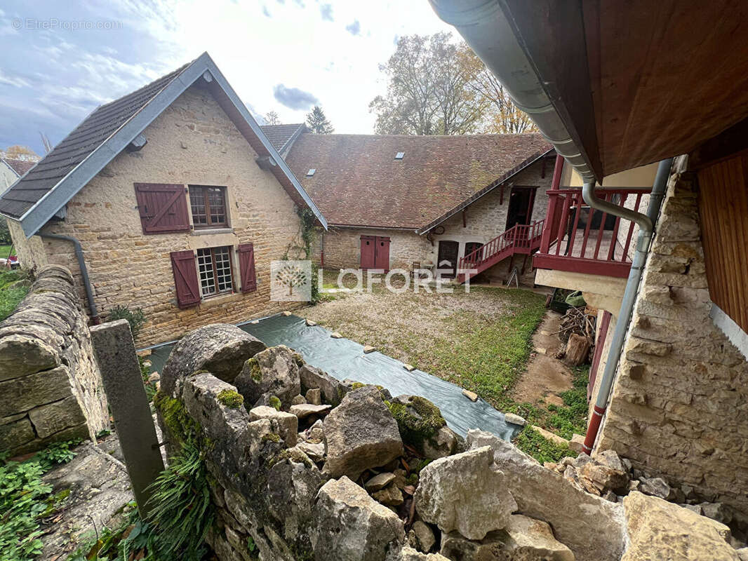 Maison à MESSIA-SUR-SORNE