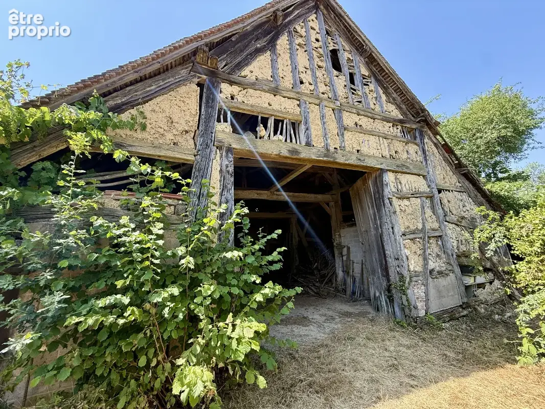 Longère  T5 sur un terrain de 4800 m2+ dépendances - photo 7