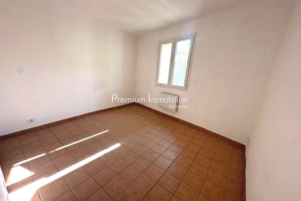 Appartement à LE PUY-SAINTE-REPARADE