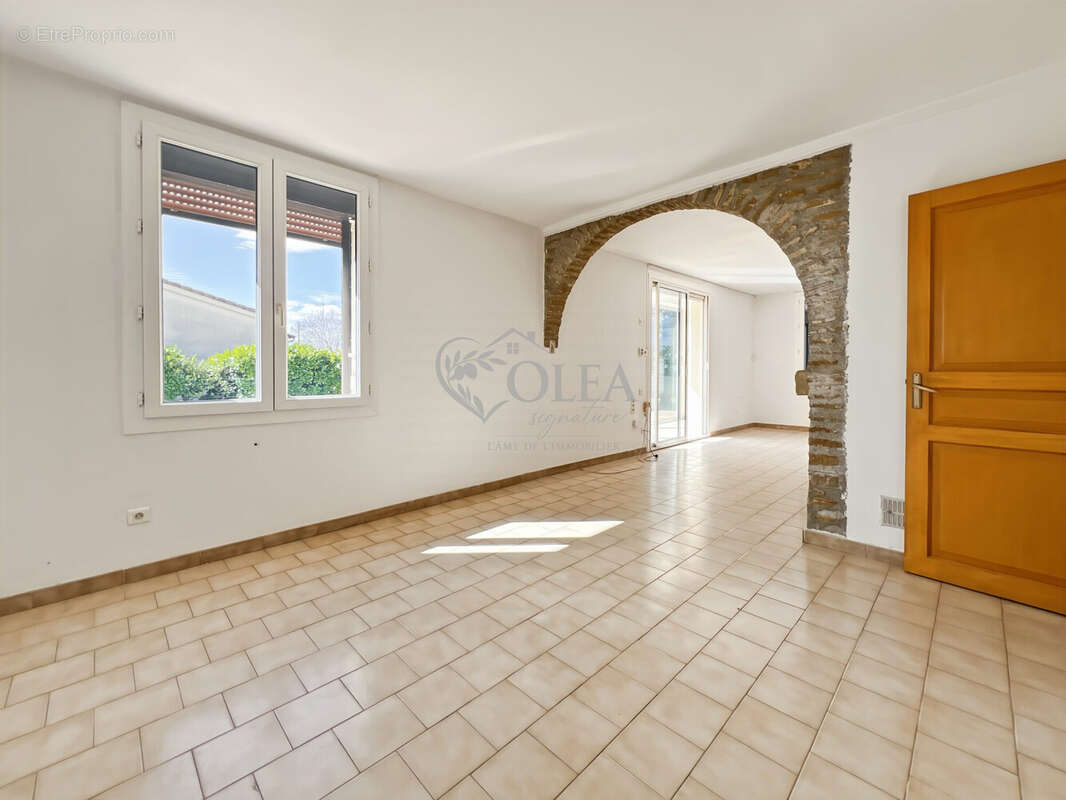 Salon - Maison à SAINT-QUENTIN-LA-POTERIE