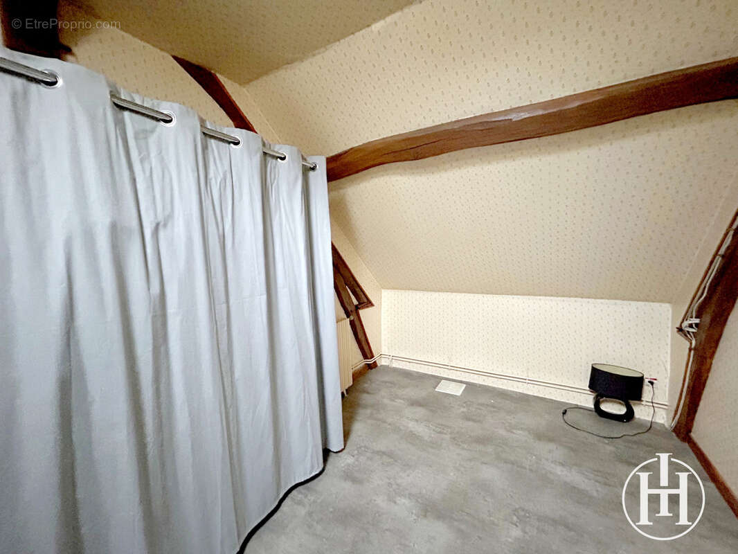 Maison à AINAY-LE-CHATEAU