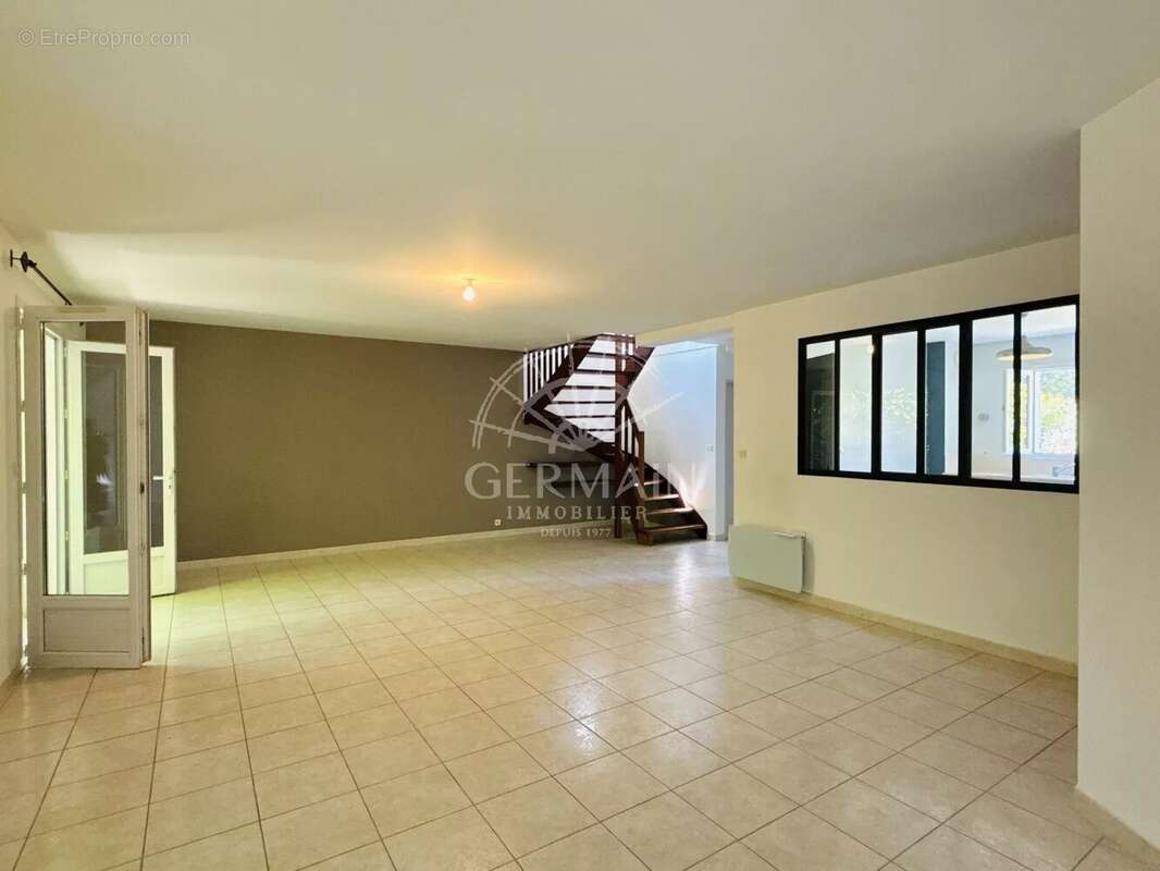 Maison familiale avec piscine et garage - Lagnes - photo 5