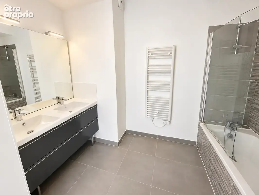 T5 avec 4 chambres, balcon et parking   Étage élevé face au pont Simone-Veil - photo 4