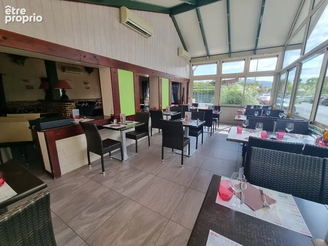 Murs et fonds de commerce d'un restaurant avec terrasse avec Appartement de 163 m2 avec terrasse + studio - photo 2