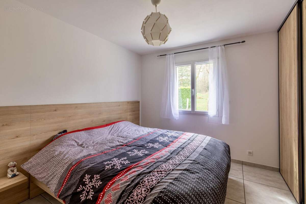 Maison à CHARBONNIERES-LES-VARENNES