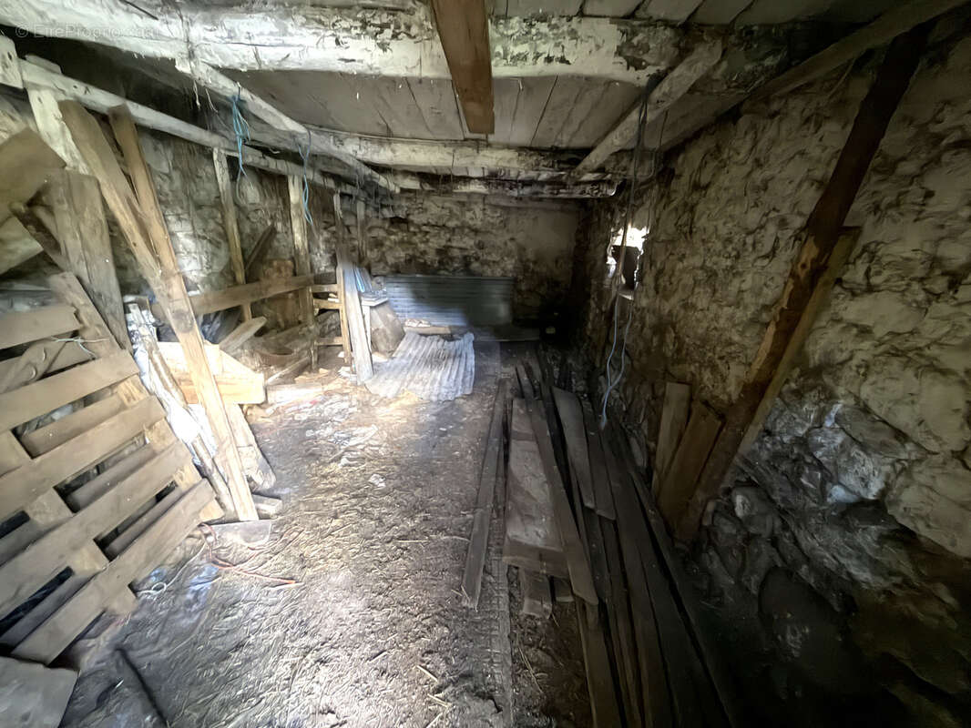 Montgreleix   Maison avec grange, écurie et dépendances sur 925 m2 de terrain - photo 13
