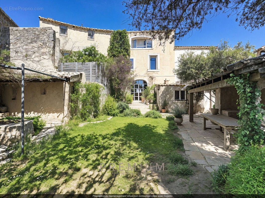 Maison à VIC-LA-GARDIOLE