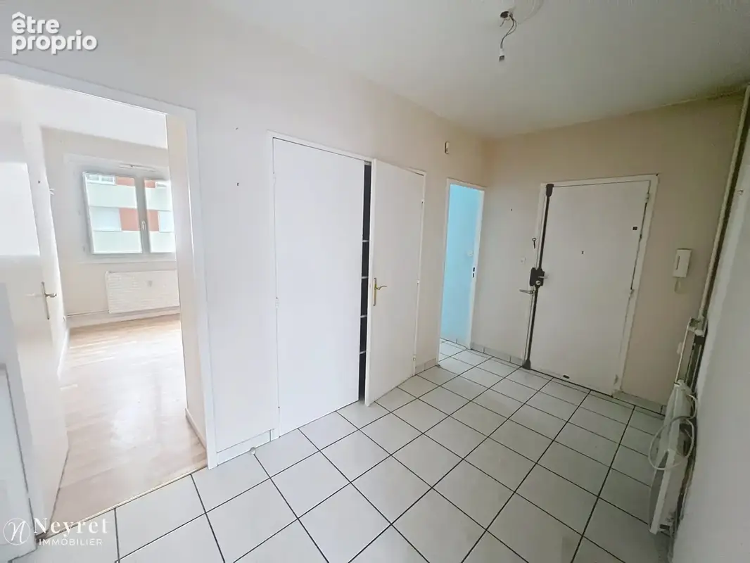 Opportunité Saint-Etienne/Fac Dans copropriété années 1970 appartement de type T4 67m2 avec ascenseur et garag - photo 3