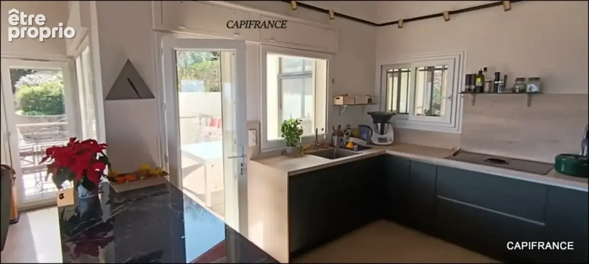 HYERES (83) Maison individuelle vue mer avec terrasse sur 5 000 m² de terrain/double garage - photo 4