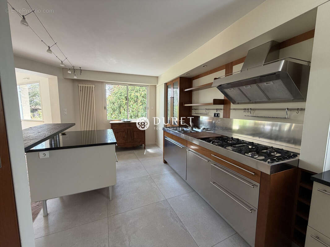 Maison 232 m² à La Bruffiere  - photo 3