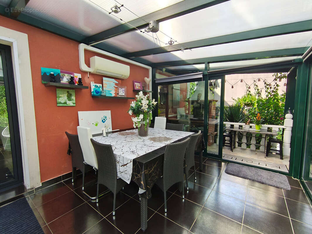 Mandres-les-Roses - Maison familiale de 200 m² avec piscine, jacuzzi, véranda climatisée et jardin paysagé - photo 8