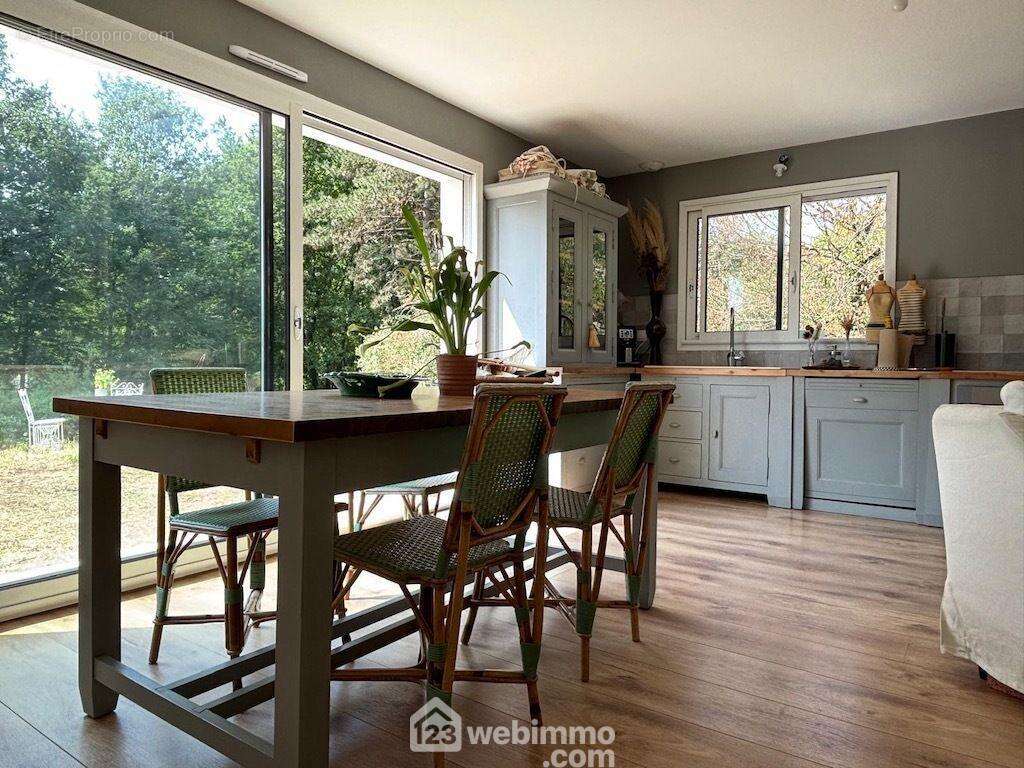 Et espace repas confortable, - Maison à BERUGES