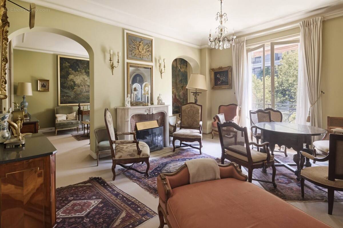 Appartement à PARIS-16E