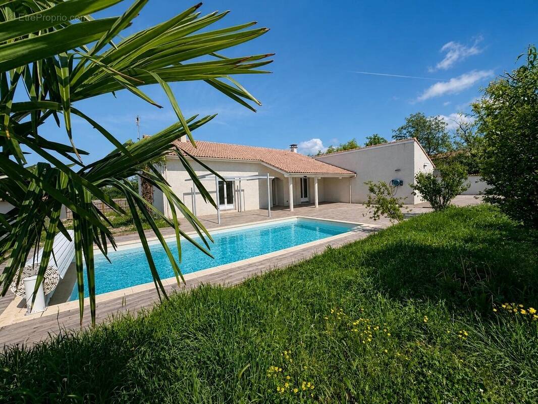 Maison à LAPEYROUSE-MORNAY