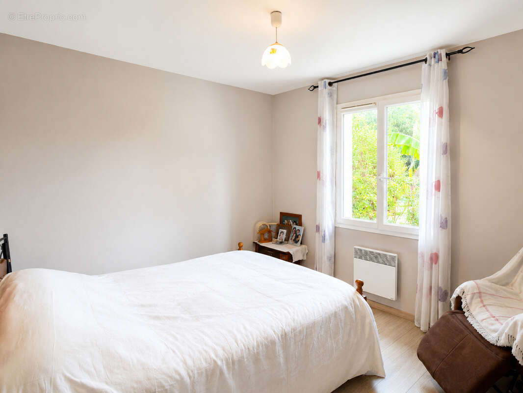 Maison de plain-pied de 129 m2 avec 4 chambres, grand terrain de 2 400 m2 et garage - photo 12