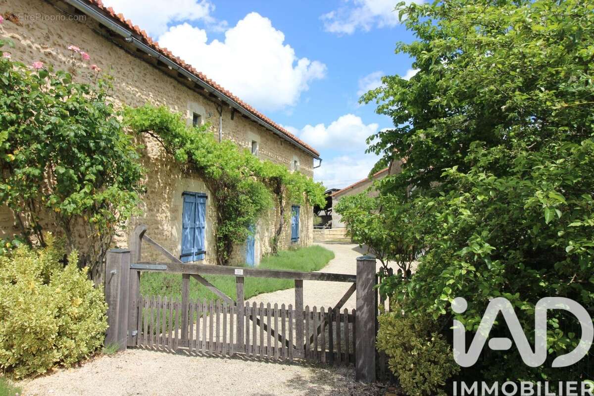 Photo 2 - Maison à SAVIGNE