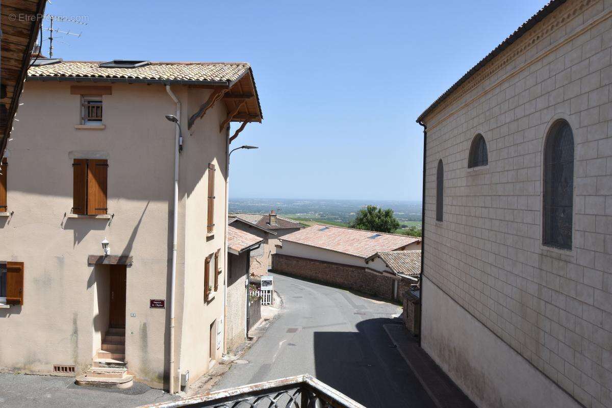 Chiroubles – Grande maison familiale rénovée avec dépendances, jardin et espace indépendant - photo 4