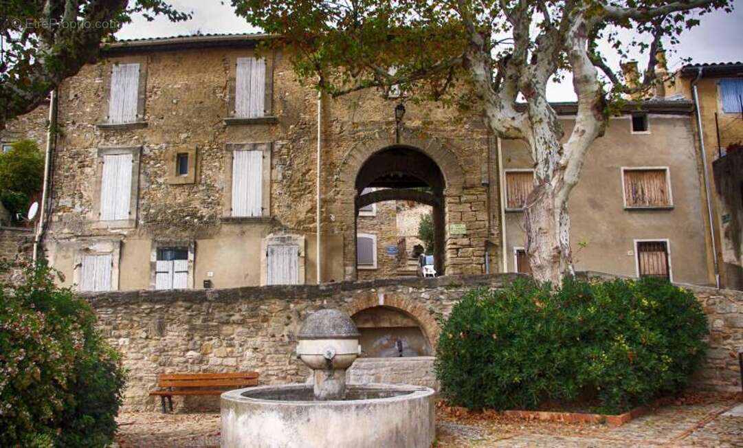 Commerce à CHATEAUNEUF-DE-GADAGNE