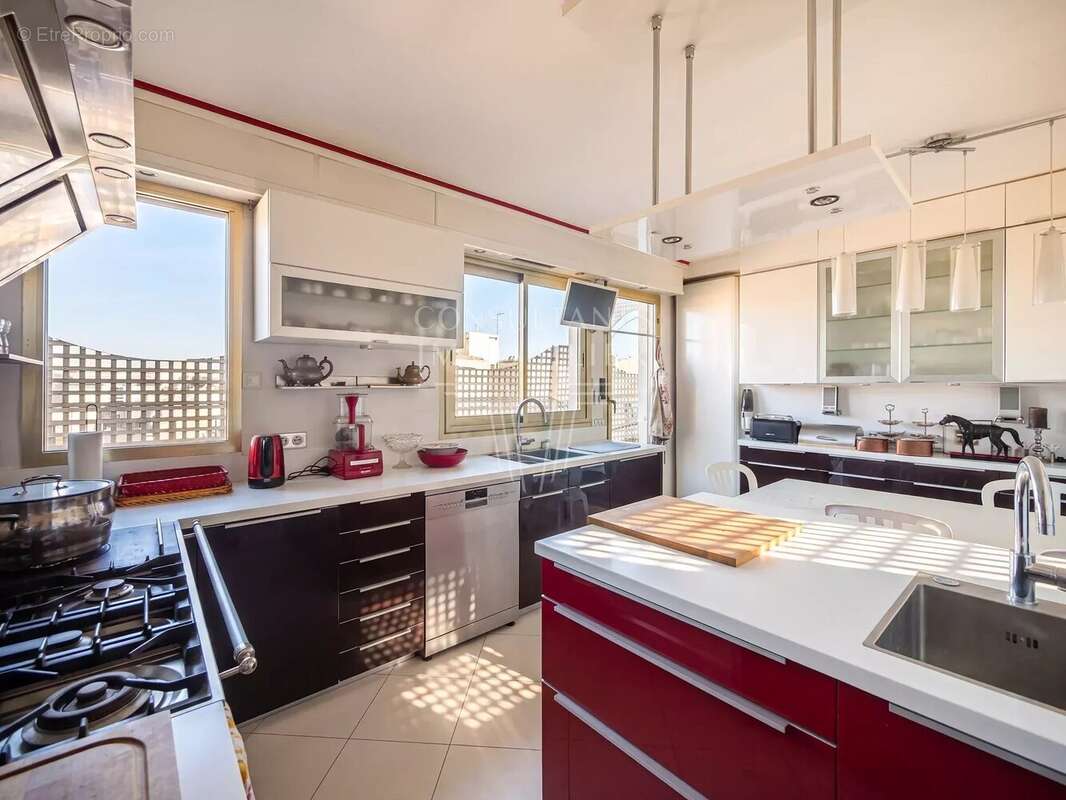 Appartement à PARIS-16E