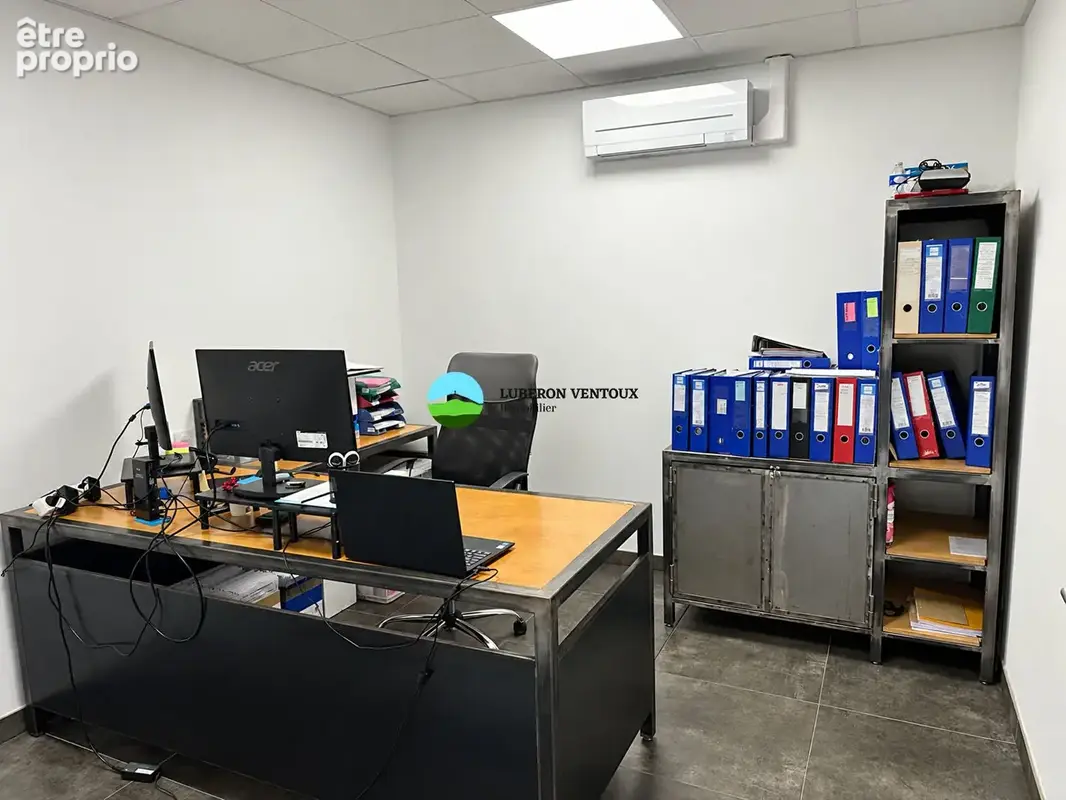 Locaux professionnels de 8 bureaux et parking - photo 4