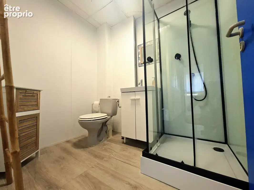 Local 142m2 -  entrepot + bureaux - grand parking - acces pl - photo 5