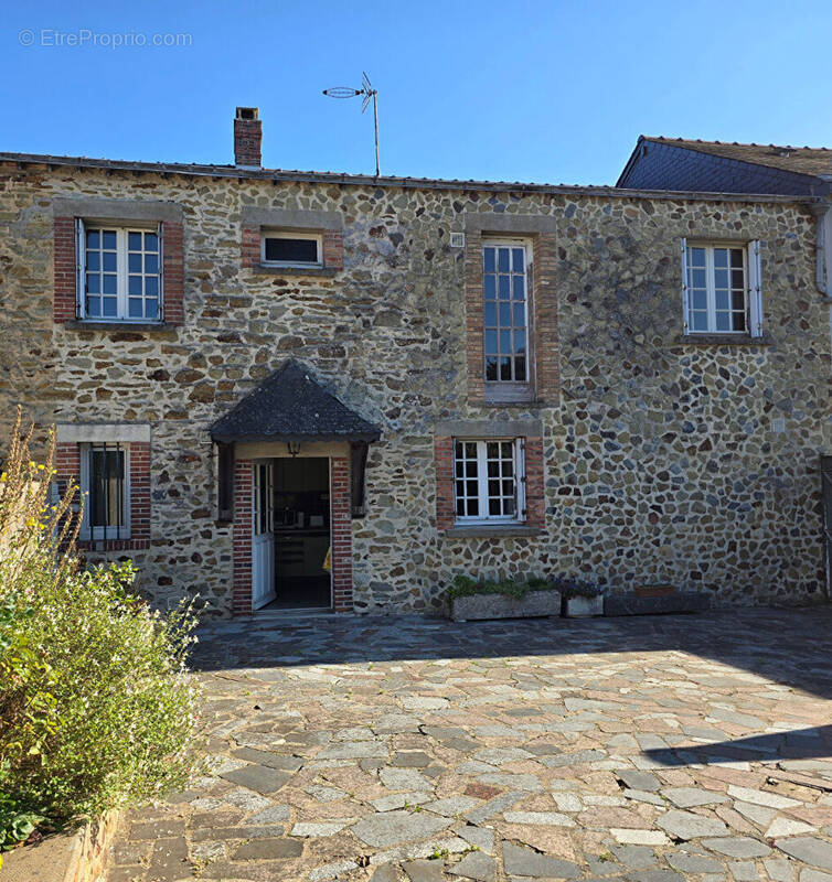 Maison à COSSE-LE-VIVIEN