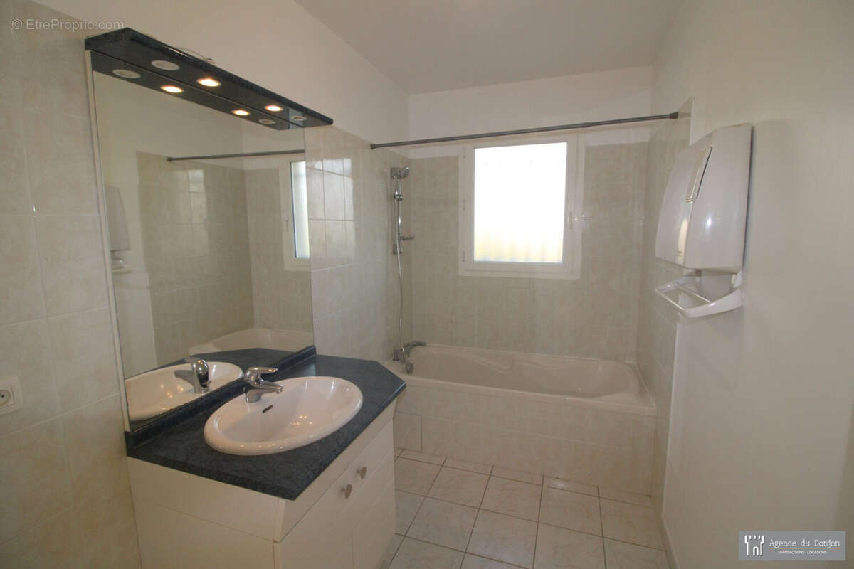 Maison à SAINT-GENIS-DE-SAINTONGE