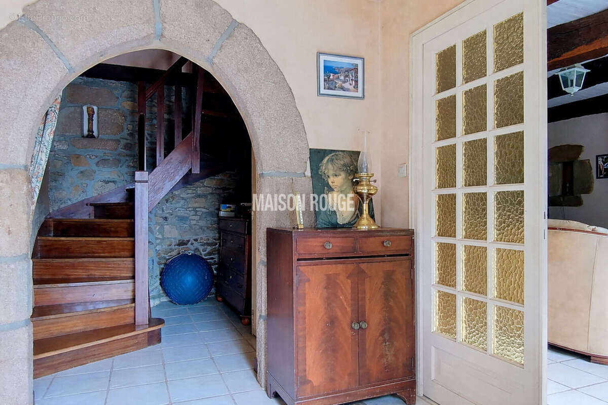 Maison à LA ROCHE-DERRIEN