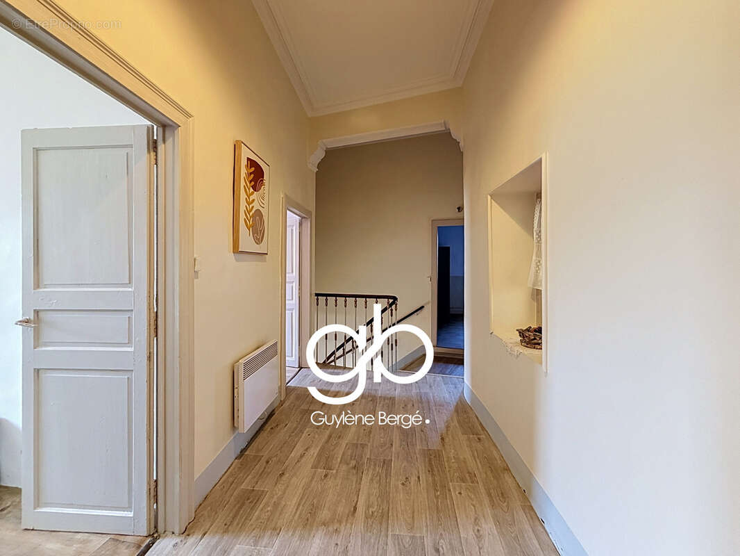 Ensemble immobilier de caractère avec maison de village, appartement T2 et studio indépendants    Aubais - photo 3