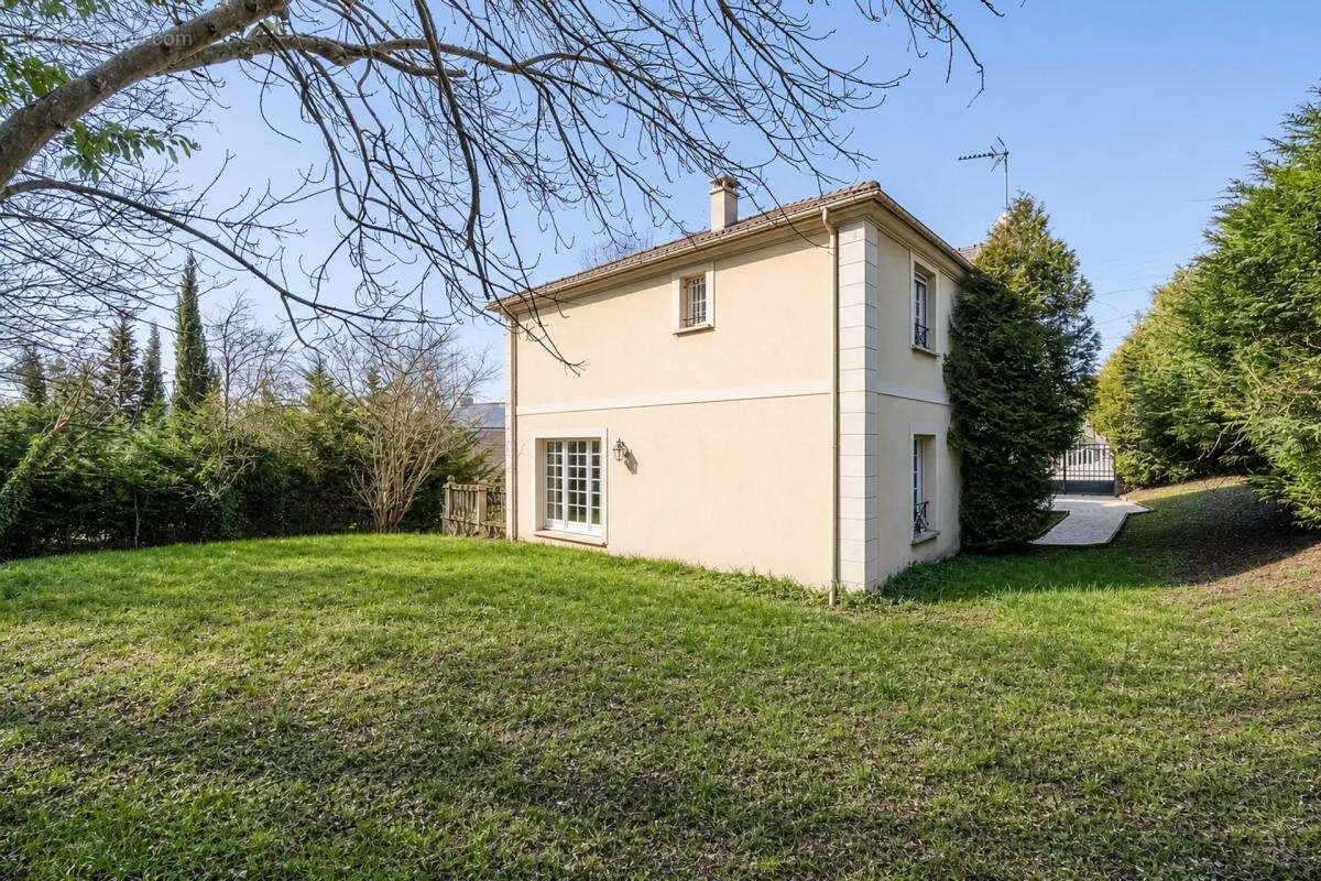 Maison individuelle de 7 pièces de 220m² en vente à Sarcelles - Idéal pour les familles - photo 15
