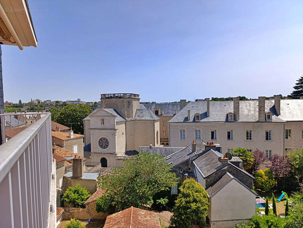 Centre-ville de Poitiers -Appartement traversant de 103 m² avec terrasse, ascenseur, cave et parking - photo 3