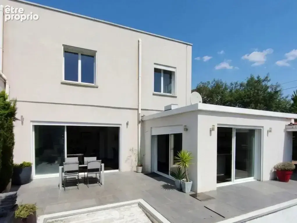 Maison moderne avec piscine dans un cadre calme - photo 17