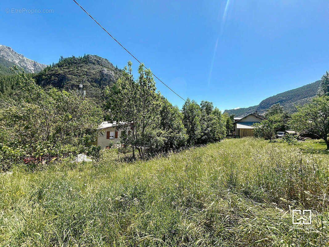 Terrain à SAINT-MARTIN-DE-QUEYRIERES