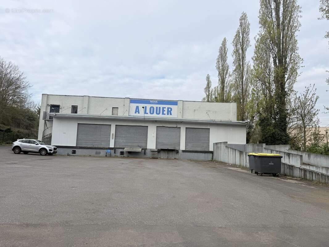 Commerce à LOUVRES