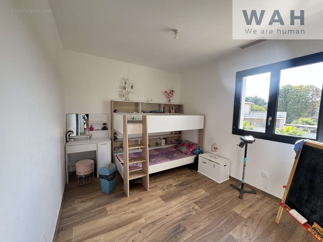 Villa contemporaine récente avec piscine, 5 chambres et jardin paysagé. - photo 18