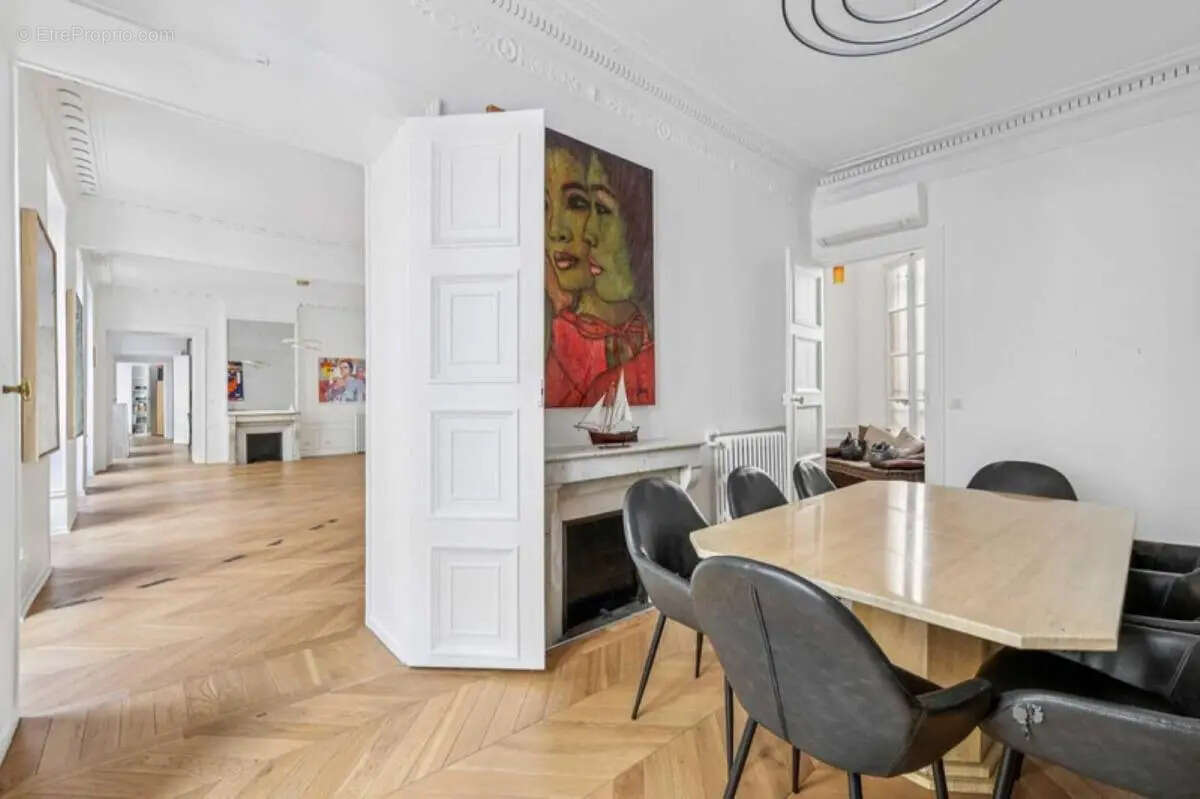 Commerce à PARIS-8E