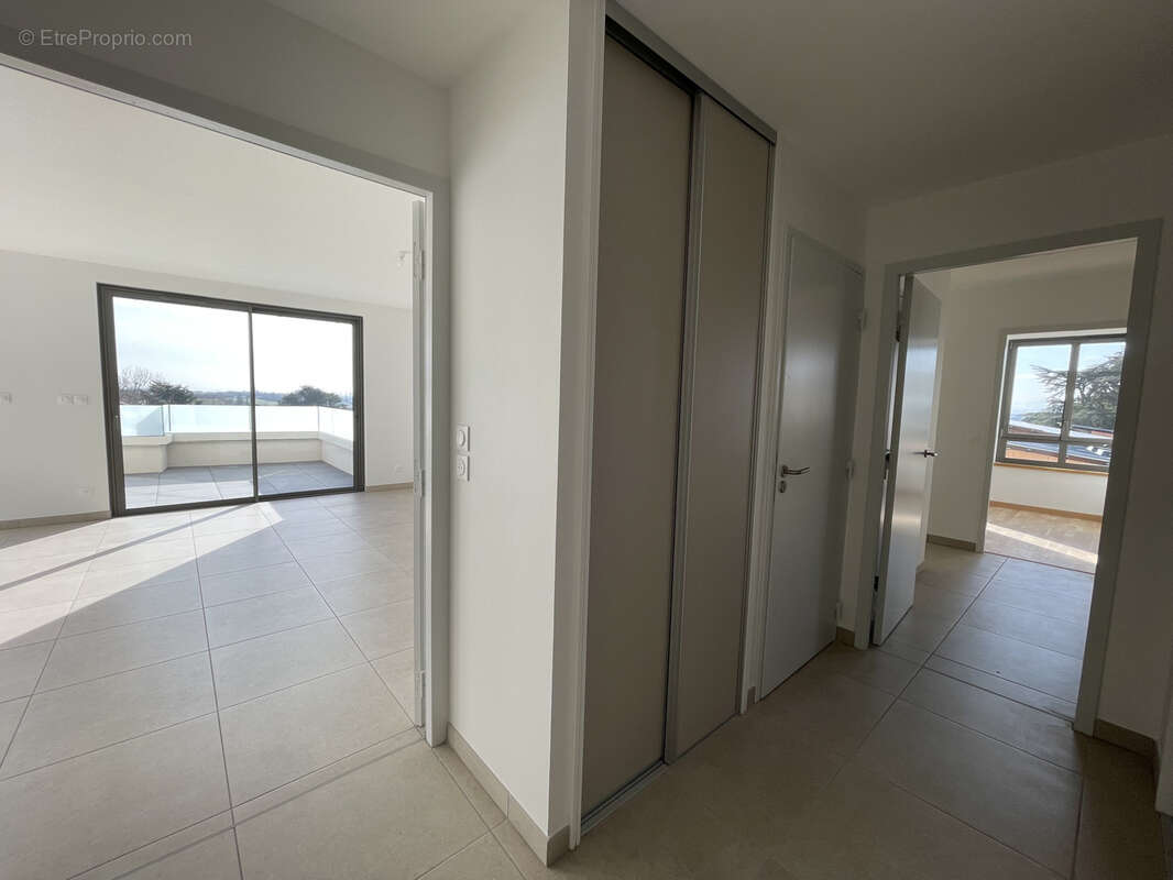 Appartement à LA TOUR-DE-SALVAGNY