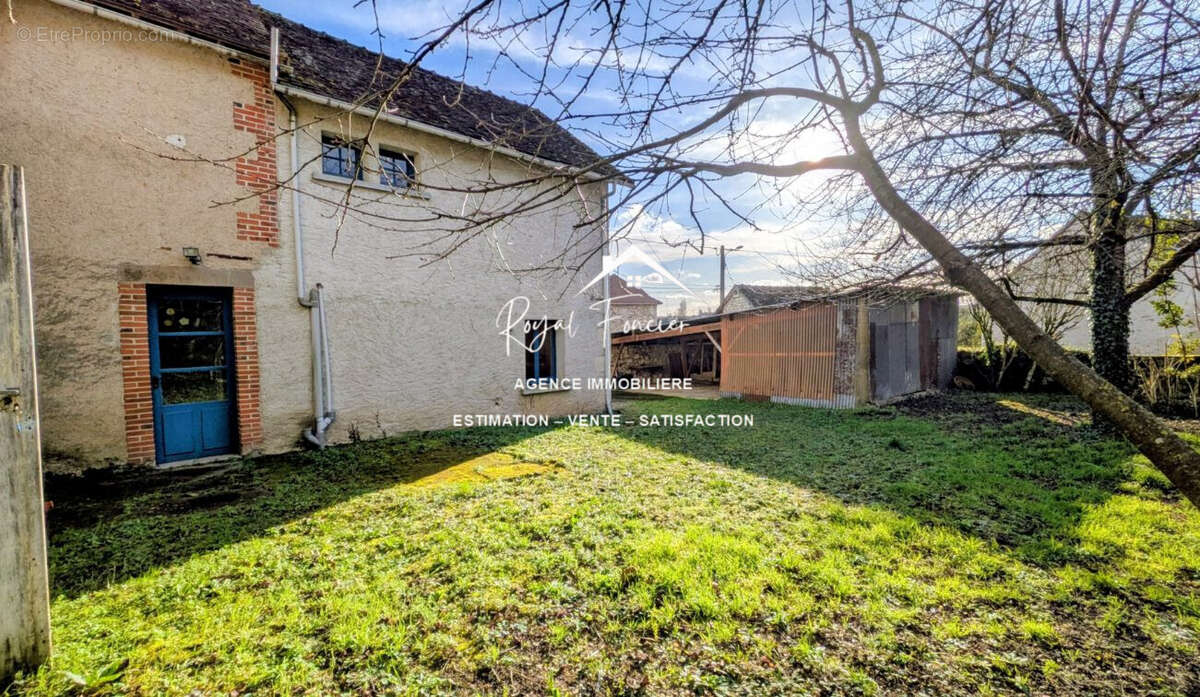 Logement 1 Cuisine aménagée avec placard  - Maison à DANGE-SAINT-ROMAIN
