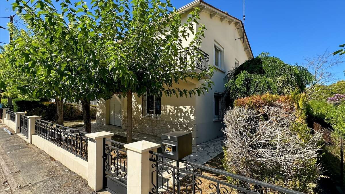 BERGERAC – Maison familiale de 174 m² avec garage, terrain 390 m² - photo 2
