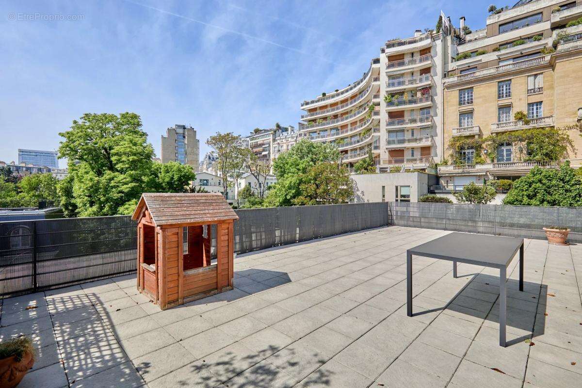 Appartement à PARIS-16E