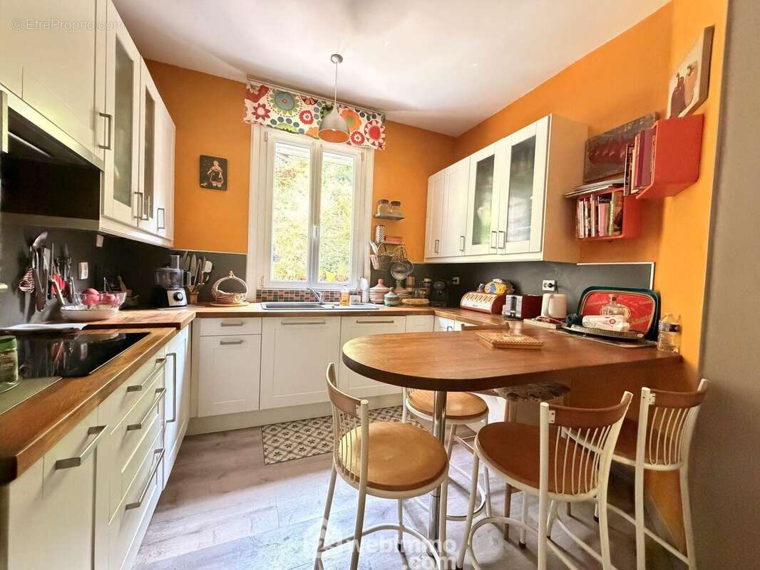 A ses cotés, la cuisine entièrement équipée de 10 m²