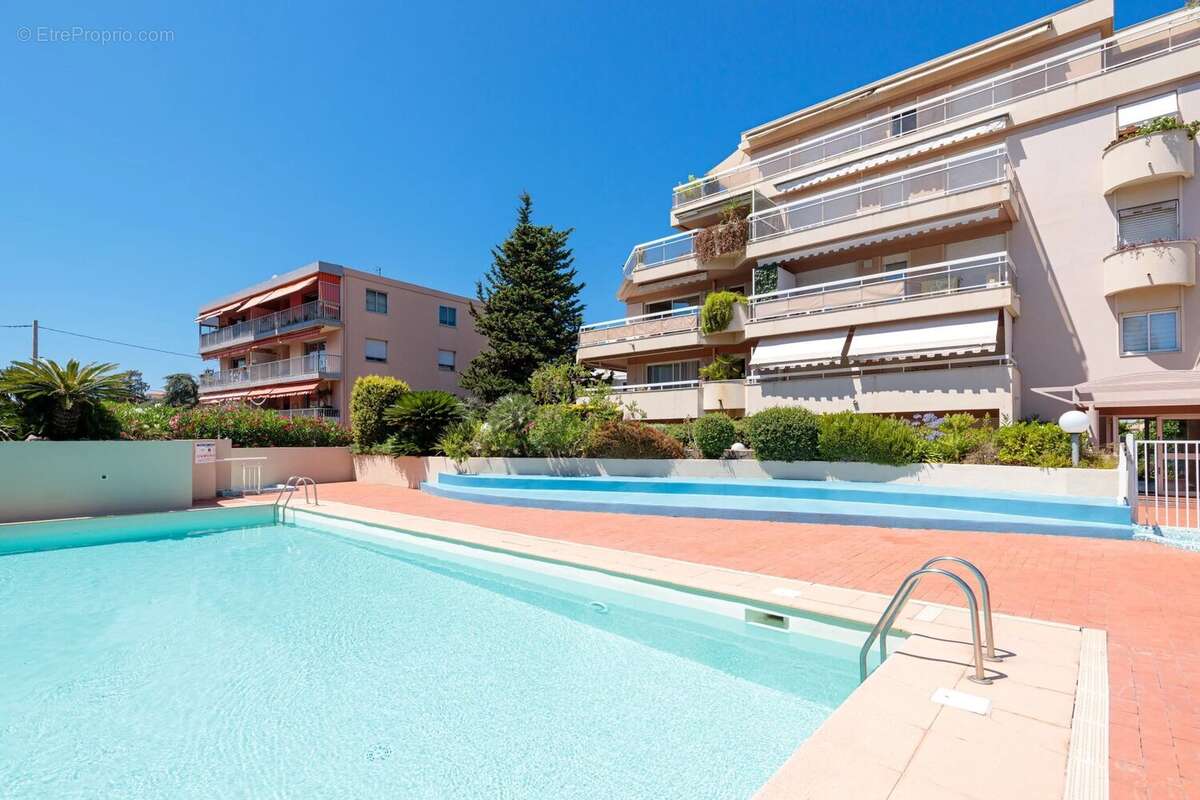 VENDU - Exclusivité  - JUAN-LES-PINS - Magnifique 3P avec terrasse de 40m² - piscine - parking en sous sol - à 150 m des plages - photo 3