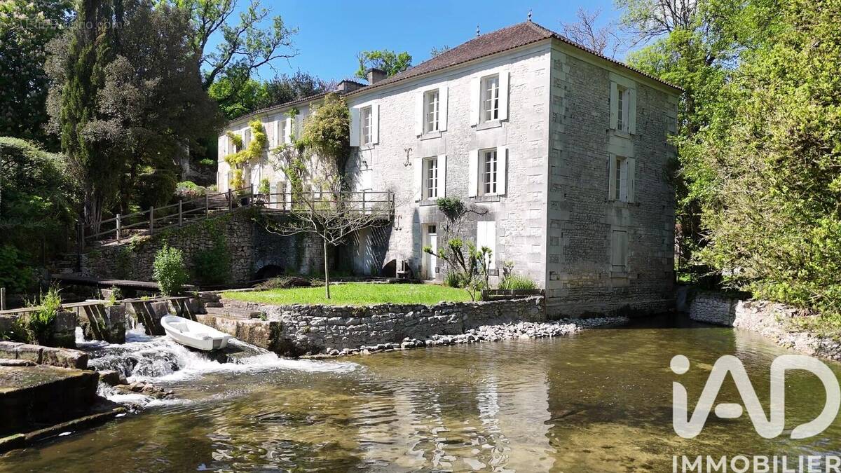 Photo 1 - Maison à GENSAC-LA-PALLUE